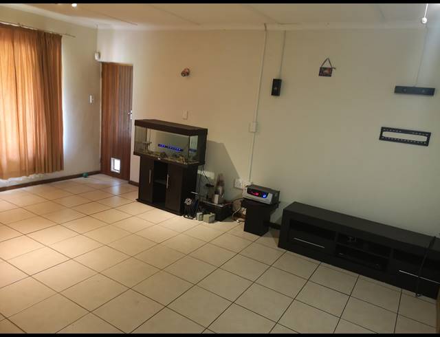 3 BEDROOM FREEHOLD TO LET IN BLACKRIDGE